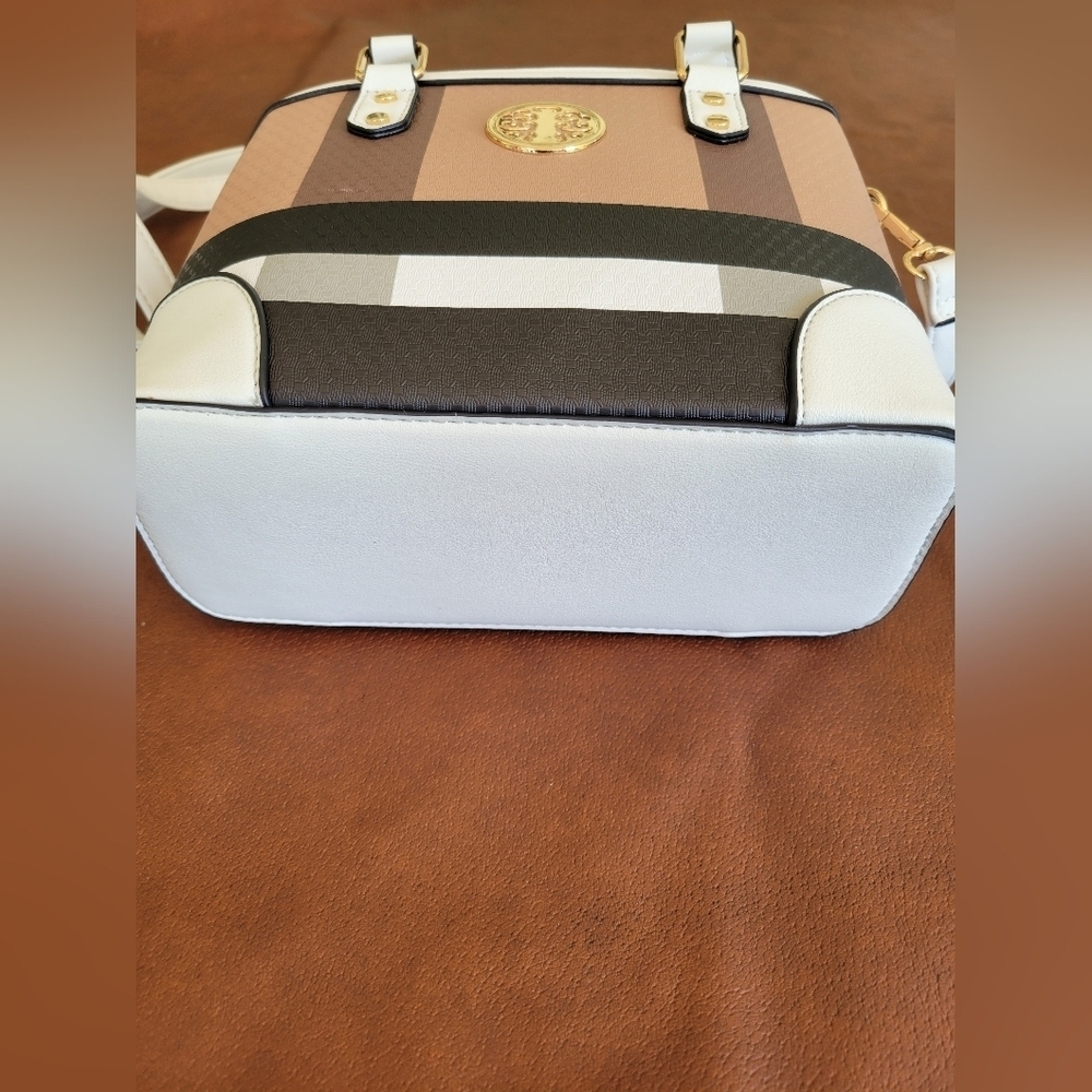Elegant Tan and Black Women's Handbag - Picture 8 of 10